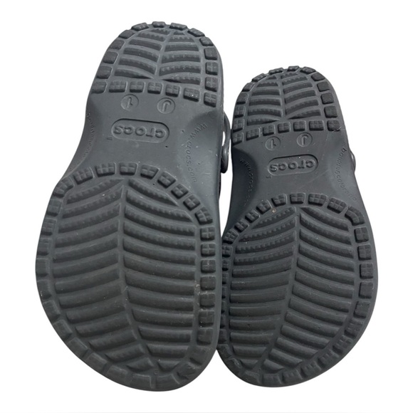 Kid’s Crocs w/ Jibetz - Picture 8 of 9